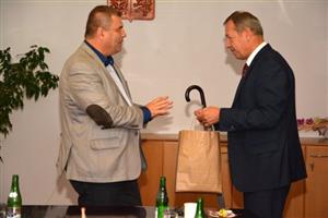 Starosta Miroslav Kopečný přivítal na zdejší radnici primátora Bánovců nad Bebravou. Obě města chtějí spolupracovat a navázat na doby, kdy je spojovala výroba tatrovek.
FOTO: DAVID MACHÁČEK