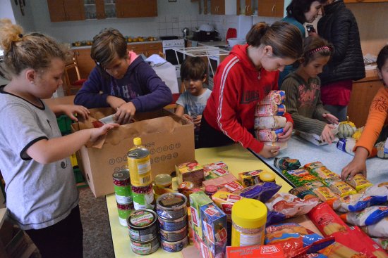 Žáci ZŠ Floriána Bayera balí potraviny, kterými přispěli do letošního ročníku potravinové sbírky. Podobným způsobem pomáhají už třetím rokem.
FOTO: DAVID MACHÁČEK
