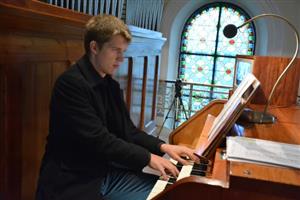 Hru Marka Kozáka při nedělním vystoupení v Lubině snímala na kůru kamera a díky přenosu na plátno jej mohli sledovat návštěvníci koncertu.
FOTO: DAVID MACHÁČEK