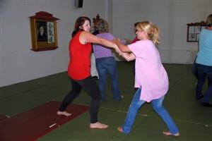 Pracovnice odboru sociálních věcí se učily základům sebeobrany, které jim můžou pomoci při obraně.
FOTO: DANA HOĎÁKOVÁ