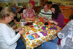 V domě dětí a mládeže strávilo ve čtvrtek 19. října patnáct seniorek, které v rámci kreativní dílny sbíraly inspiraci pro svou další tvorbu.
FOTO: DANA HOĎÁKOVÁ