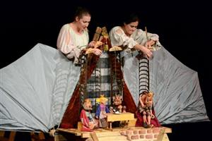 Čertovská pohádka v podání jihočeského divadla Studna zpříjemnila malým návštěvníkům kulturního domu předposlední říjnovou neděli.
FOTO: DAVID MACHÁČEK