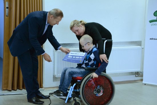 Starosta Miroslav Kopečný předal mamince Jarečka šek, který pokryje náklady na 15 speciálních rehabilitací.
FOTO: DANA HOĎÁKOVÁ