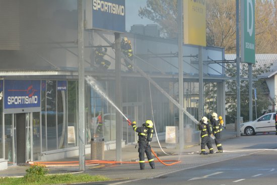 Požár obchodního centra v Kopřivnici byl nejen největším zásahem místní hasičské jednotky, ale byl vyhodnocen jako druhý nejničivější v kraji.
FOTO: DAVID MACHÁČEK