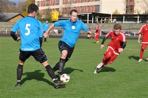 Daniel Hruška (vlevo) přenechává míč Michalu Mičkovi (uprostřed), který se snaží rozjet akci kopřivnického mužstva v utkání proti Jeseníku n. O.
FOTO: KRISTINA ČABLOVÁ