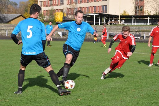 Daniel Hruška (vlevo) přenechává míč Michalu Mičkovi (uprostřed), který se snaží rozjet akci kopřivnického mužstva v utkání proti Jeseníku n. O.
FOTO: KRISTINA ČABLOVÁ