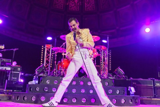 Muzikálový zpěvák a frontman kapely Queenie Michael Kluch se v Kopřivnici představí v roli legendárního Freddieho Mercuryho.
FOTO: QUEENIE