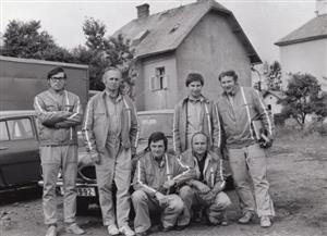 Soutěžní tým v r. 1976 - zleva stojící ing. S. Dostál, M. Moučka, ing. J. Šíbl, I. Zátopek, v podřepu V. Buchtyar a J. Kysučan.
FOTO: ARCHIV