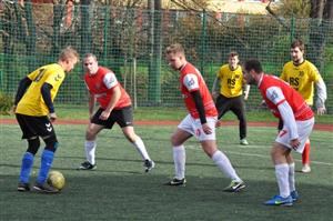 Hráči mužstva Gunners Kopřivnice staví obranný val proti soupeři, RS Team však v tomto duelu těsně zvítězil.
FOTO: KRISTINA ČABLOVÁ