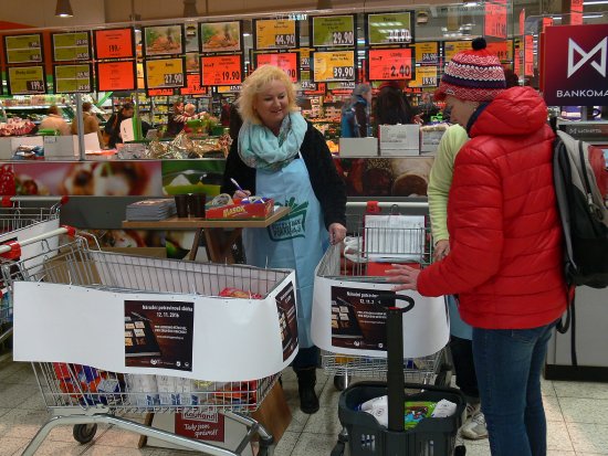 V Kopřivnici do Národní potravinové sbírky odevzdali lidé více než tunu potravin, které rozdají pracovníci Charit z Nového Jičína a Frenštátu p. R. potřebným.
FOTO: DANA HOĎÁKOVÁ