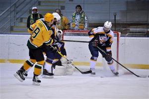 Kapitán HC Kopřivnice Martin Tomášek (vpravo) zachraňuje nebezpečnou situaci před vlastní brankou v domácím utkání proti Vsetínu.
FOTO: KRISTINA ČABLOVÁ