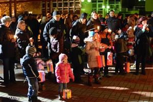 Státní svátek 17. listopadu v Kopřivnici slavily stovky lidí všech generací. V průvodu městem se svíčkami a lampiony šly nejmenší děti i senioři.
FOTO: DAVID MACHÁČEK