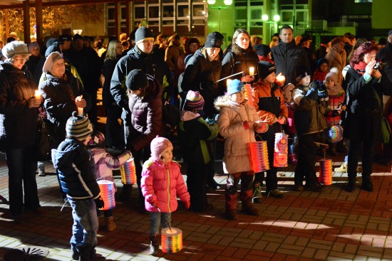 Státní svátek 17. listopadu v Kopřivnici slavily stovky lidí všech generací. V průvodu městem se svíčkami a lampiony šly nejmenší děti i senioři.
FOTO: DAVID MACHÁČEK