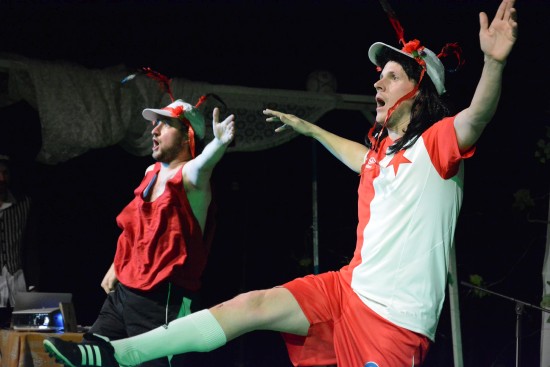 Inscenace Knoflíček uvedená v rámci divadelního speciálu se celá i s diváky vešla za oponu velkého sálu kulturního domu.
FOTO: DAVID MACHÁČEK