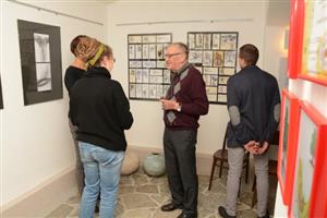 Do komorního prostoru suterénní K-Galerie se na poslední výstavu roku podařilo vměstnat práce šesti výtvarnic - někdejších kolegyň ze studií.
FOTO: DAVID MACHÁČEK