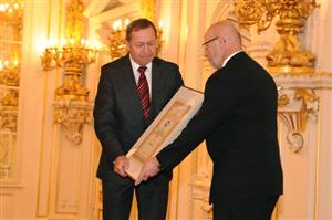 Starosta Kopřivnice Miroslav Kopečný přebírá Národní cenu za společenskou odpovědnost od Petra Vaňka ze společnosti Hyundai.
FOTO: JIŘÍ JURÁNEK