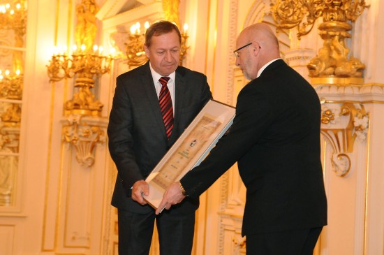 Starosta Kopřivnice Miroslav Kopečný přebírá Národní cenu za společenskou odpovědnost od Petra Vaňka ze společnosti Hyundai.
FOTO: JIŘÍ JURÁNEK