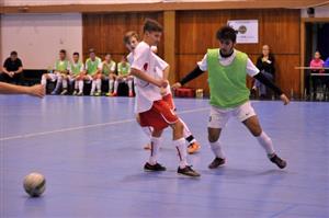 Na domácím fotbalovém turnaji mladšího dorostu obsadilo družstvo FC Kopřivnice „bílí“ (hráč vpravo) pátou příčku, „zelení“ skončili poslední.
FOTO: KRISTINA ČABLOVÁ