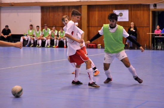 Na domácím fotbalovém turnaji mladšího dorostu obsadilo družstvo FC Kopřivnice „bílí“ (hráč vpravo) pátou příčku, „zelení“ skončili poslední.
FOTO: KRISTINA ČABLOVÁ