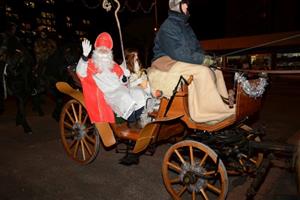 Mikuláš se svou družinou dorazil do Kopřivnice v pondělí v podvečer tradičně v bryčce tažené koňmi. Program se slavnostním rozsvícením vánočního stromu v centru města přilákal stovky lidí.
FOTO: DAVID MACHÁČEK