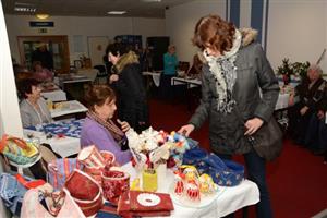 Vestibul radnice zaplnily improvizované stánky, ve kterých místní senioři prezentovali své rukodělné výrobky.
FOTO: DAVID MACHÁČEK
