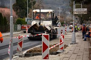 V pátek 9. prosince byla na opravený druhý úsek I. etapy rekonstrukce ulice Štramberské položena třetí, finální vrstva asfaltu. V tomto týdnu měly být vyasfaltovány dva chybějící sjezdy na ulici Hřbitovní a Smetanovu. 
FOTO: DAVID MACHÁČEK