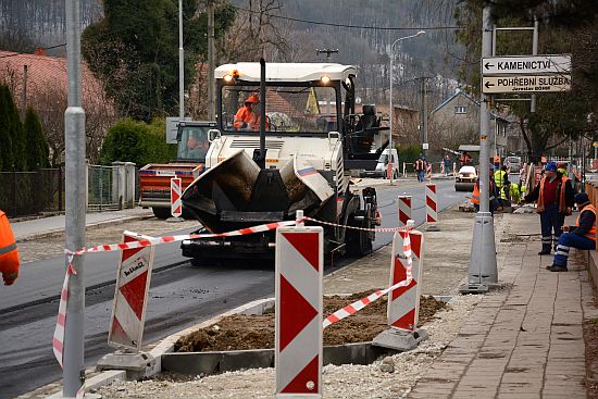 V pátek 9. prosince byla na opravený druhý úsek I. etapy rekonstrukce ulice Štramberské položena třetí, finální vrstva asfaltu. V tomto týdnu měly být vyasfaltovány dva chybějící sjezdy na ulici Hřbitovní a Smetanovu. 
FOTO: DAVID MACHÁČEK