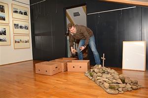 Kurátor Lašského muzea Pavel Dvořák při instalaci symbolické mohyly, která je součástí aktuální výstavy věnované historii Ivančeny. 
FOTO: DAVID MACHÁČEK
