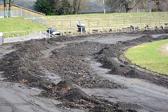 Během podzimu lidé z okolí plochodrážního klubu začali s úpravami oválu a mantinelů. Je ale pravděpodobné, že málo využívaná trať ustoupí rekonstrukci stadionu. 
FOTO: D. MACHÁČEK

