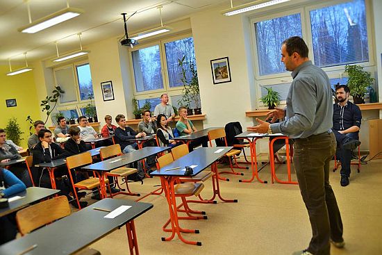 Radek Strouhal, člen představenstva Tatra Trucks, prezentuje studentům nový projekt zaměřený na vyhledávání talentů mezi středoškoláky.
FOTO: TATRA TRUCKS
