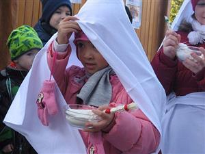 Na svátek svaté Lucie připravily děti z MŠ Francouzské vánoční program s jarmarkem, jehož výtěžek putoval na konto nadace Záblesk.
FOTO: MŠ FRANCOUZSKÁ
