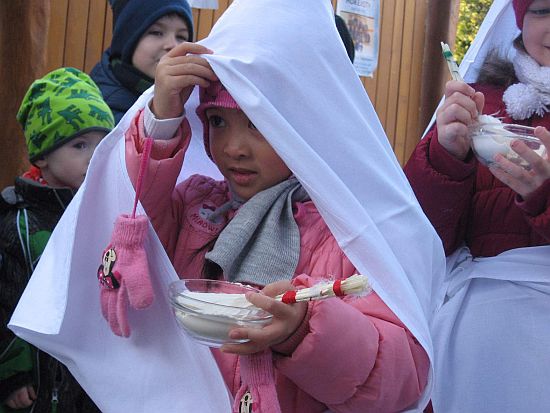 Na svátek svaté Lucie připravily děti z MŠ Francouzské vánoční program s jarmarkem, jehož výtěžek putoval na konto nadace Záblesk.
FOTO: MŠ FRANCOUZSKÁ
