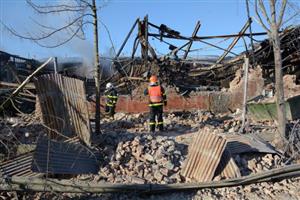 Hasiči v neděli ráno procházejí trosky průmyslových hal, které zničil noční požár. Oheň podle prvních odhadů napáchal škody až za 100 milionů korun. Příčinu požáru zjišťují kriminalisté.
FOTO: DAVID MACHÁČEK