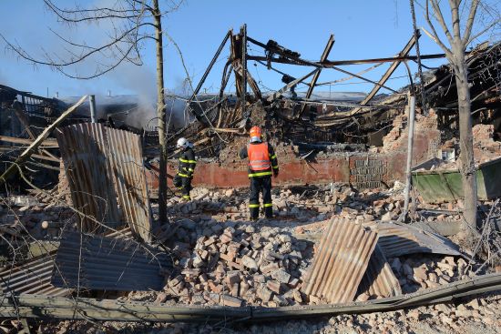 Hasiči v neděli ráno procházejí trosky průmyslových hal, které zničil noční požár. Oheň podle prvních odhadů napáchal škody až za 100 milionů korun. Příčinu požáru zjišťují kriminalisté.
FOTO: DAVID MACHÁČEK