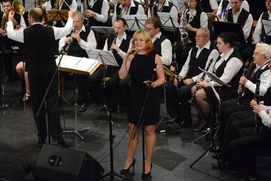Městský dechový orchestr se zpěvačkou Lenkou Krompolcovou uvedl například píseň z muzikálu Evita.
FOTO: DAVID MACHÁČEK