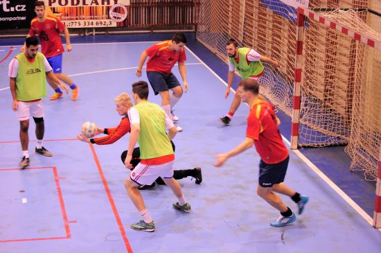 Mužstvo GETAFE se snaží dobýt branku Tawesca, ale i přes výborné zákroky brankáře se mu to nakonec povedlo a získalo pohár pro vítěze.
FOTO: KRISTINA ČABLOVÁ