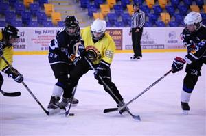Kopřivnický hokejový klub pořádal turnaj žáků 8. tříd i za účasti slovenských družstev. V  utkání na fotu Černí Vlci remizovali s Havířovem 2:2.
FOTO: KRISTINA ČABLOVÁ