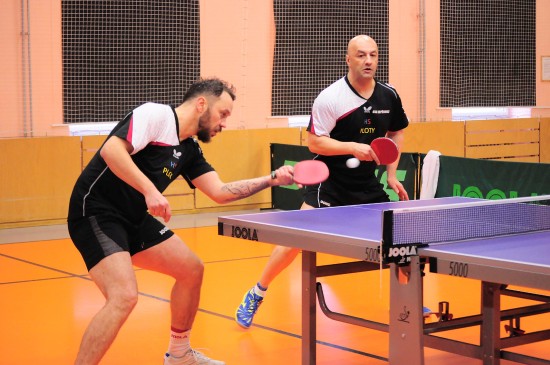 Kopřivnický pár Vilém Randis (vlevo) a Ladislav Merenda zvítězil proti soupeřům z Oder, jako družstvo však kopřivnické „béčko“ prohrálo.
FOTO: KRISTINA ČABLOVÁ