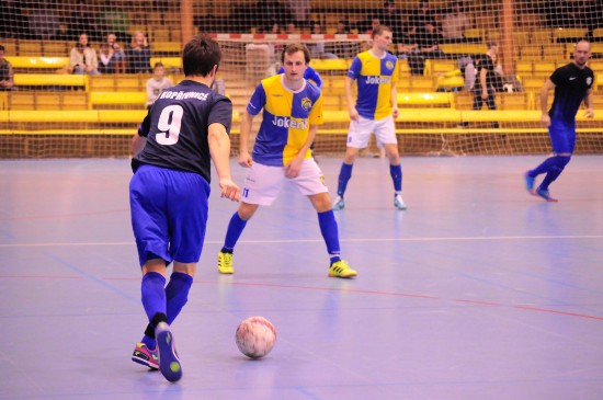 Kapitán FU Kopřivnice Milan Štěpán (č. 9) se snaží o rozehrávku, naopak zabránit mu v tom chce hráč Jokeritu Petr Kružliak.
FOTO: KRISTINA ČABLOVÁ