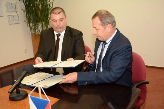 Starosta Kopřivnice Miroslav Kopečný a jeho protějšek Marián Chovanec, primátor slovenských Bánovců nad Bebravou, podepsali memorandum o spolupráci.  
FOTO: DAVID MACHÁČEK
