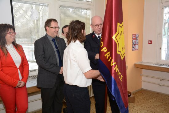 Součástí slavnostního znovuotevření Klubu Kamarád byl i ceremoniál předání vlajky Armády spásy. Zástupcům klubu ji předal národní velitel Teunis Scholtens.
FOTO: D. MACHÁČEK