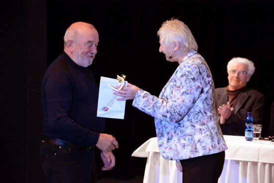 Nejstarší absolvent virtuální univerzity František Surý přebírá ocenění od manažerky Virtuální univerzity třetího věku Kláry Nehodové.
FOTO: DAVID MACHÁČEK