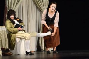 Klasickou Moliérovu komedii Tartuffe přivezlo do Kopřivnice pražské divadlo ArtWay Theatre. Dopolední představení bylo určeno především žákům místních škol.
FOTO: D. MACHÁČEK