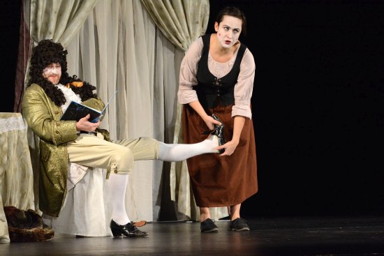 Klasickou Moliérovu komedii Tartuffe přivezlo do Kopřivnice pražské divadlo ArtWay Theatre. Dopolední představení bylo určeno především žákům místních škol.
FOTO: D. MACHÁČEK