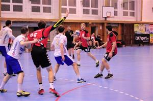 Kopřivničtí házenkáři se v rámci přípravy doma utkali s Linzem, týmem nejvyšší rakouské soutěže (v tmavých dresech zleva Jonák, Bukovský, Jan Gřes).
FOTO: KRISTINA ČABLOVÁ