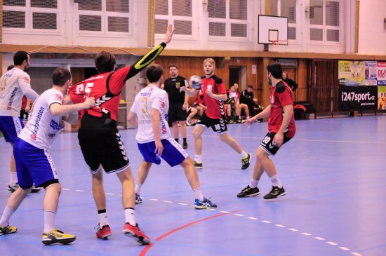 Kopřivničtí házenkáři se v rámci přípravy doma utkali s Linzem, týmem nejvyšší rakouské soutěže (v tmavých dresech zleva Jonák, Bukovský, Jan Gřes).
FOTO: KRISTINA ČABLOVÁ