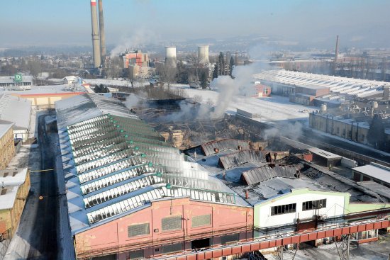 Požár v průmyslových halách zlikvidoval majetek několika firem, zároveň odhalil nelegální balírnu cigaret, která má údajně na svědomí milionové daňové úniky.
FOTO: DAVID MACHÁČEK