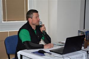 Marek Šimíček se již podruhé podělil o své zážitky z putování po Bajkalu. Seniory bavil vyprávěním víc jak dvě a půl hodiny.
FOTO: DANA HOĎÁKOVÁ