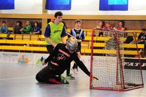 Takto překonali žáci ZŠ E. Zátopka brankáře frenštátské ZŠ Tyršovy, nad jejímž týmem v okresním finále ve florbale zvítězili právě touto jedinou trefou.
FOTO: KRISTINA ČABLOVÁ