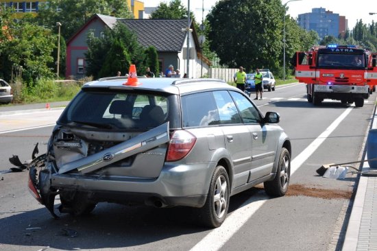 Vloni vyjížděli kopřivničtí dobrovolní hasiči k 22 dopravním nehodám. Jednou z nich byla i nehoda tří vozů na ulici Čs. armády.
FOTO: KRISTINA ČABLOVÁ
